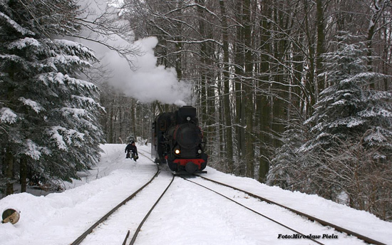 Parowóz w Balnicy zimą